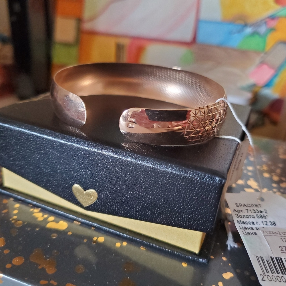 585 Gold Bangle - Picture 6 of 10